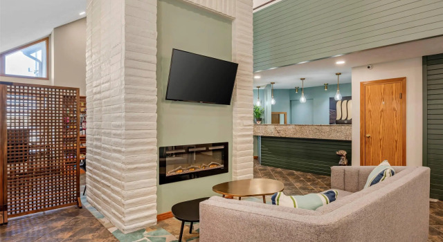 MainStay Suites Springfield South - Battlefield Rd, Забронировать Отель Спрингфилд Озакр, рядом с Springfield National Cemetery