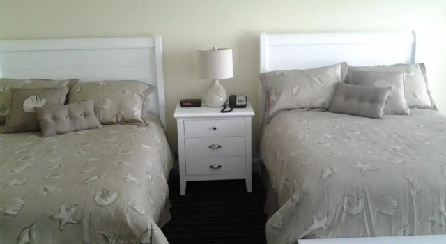 Четырёхместный номер Standard с балконом и с видом на океан Surf & Sand Beach Motel