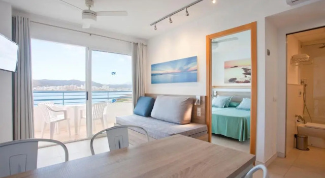 Апартаменты с 3 комнатами с балконом Playa Bella Beach Apartments