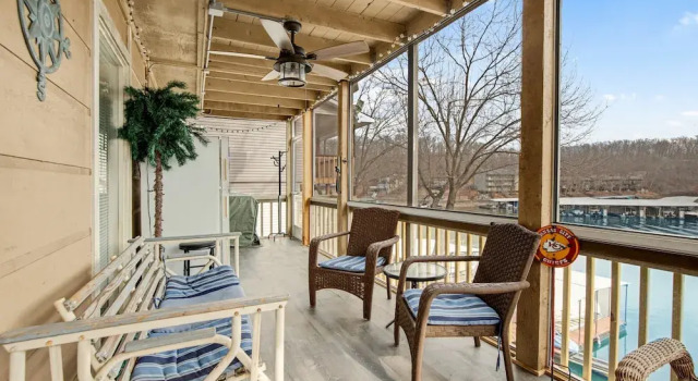 Close to The Strip, Private Dock & Screened Deck!, Prenota Casa vacanze Hotel a Missouri con parcheggio, Parcheggio