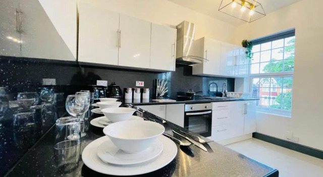 YO ROOM! Apartments- Next to City Centre Apartment - With Free Parking