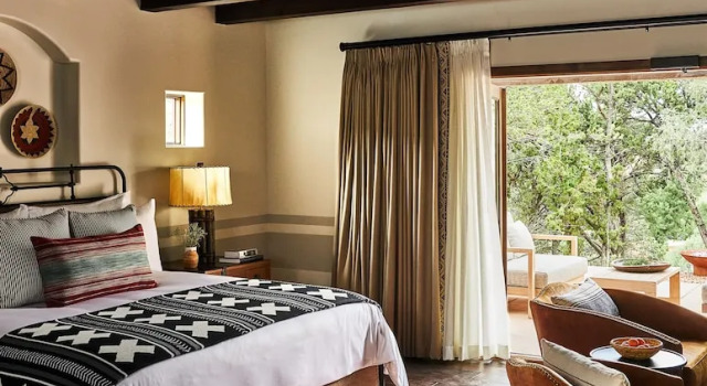 Четырёхместный номер Standard с красивым видом из окна Bishop's Lodge, Auberge Collection