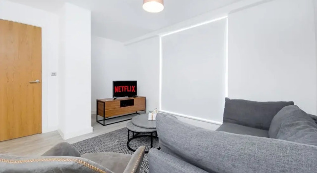 Salford - 2 Bed Apartment - Sleeps 4 - Wifi