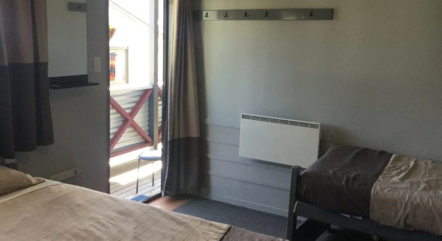 Кровать в общем номере Ivory Towers Backpackers Lodge