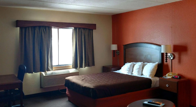 Двухместный номер Mobility Accessible AmericInn by Wyndham Iron River