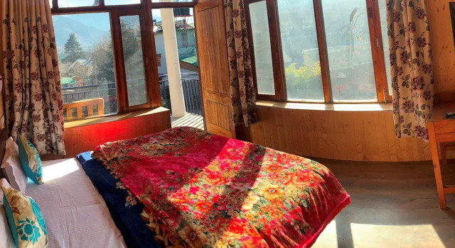 Семейный люкс Superior с балконом и с видом на горы Tourist Hotel 10 minutes walking distance from the mall