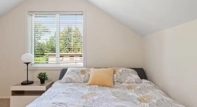 Private park in a cozy home next to I-90 huge yard, Rezerwuj Hotel Mercer Island Waszyngton