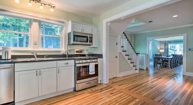Коттедж с 4 комнатами Downtown Retreat w/ Grill, Fire Pit & Wet Bar