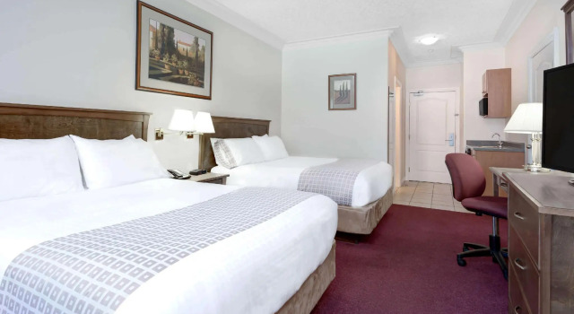 Четырёхместный номер Standard Holiday Inn Victoria - Elk Lake by IHG