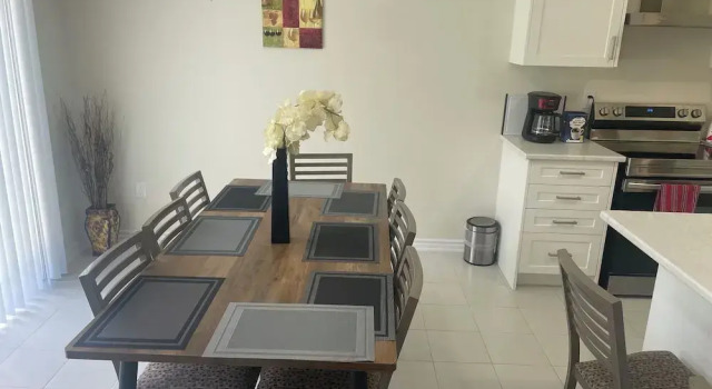 Коттедж Deluxe Brand New 3 Bedroom Home in West Niagara