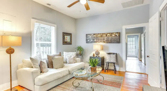 1 Mi to Dtwn Wilmington: Quiet Cottage w/ Deck, Забронировать Дом для отпуска Отели Уилмингтон с парковкой, рядом с Кладбище Окдейл в Уилмингтоне, Парковка