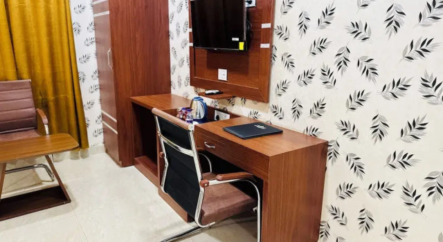 Hotel Golden Crystal Best Hotel in kankarbagh Patna, Забронировать Отель Бизнес-отели штата Карнатаки, 4* 5*