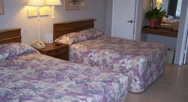 Fiesta Inn & Suites, Забронировать Отель Отели Санта-Барбара с парковкой, рядом с Музей кукол и медвежат Сюзан Квинлан, Парковка