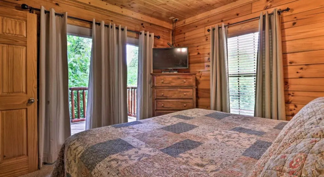 1 Mi to Dollywood: Quiet Cabin w/ Hot Tub!