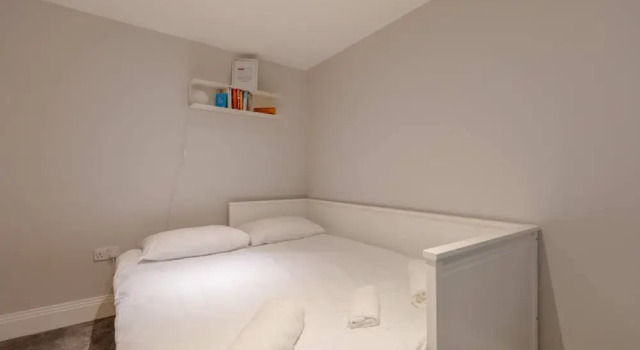 Апартаменты с балконом Chic & Spacious 2BD Flat -2 Mins to Baron's Court