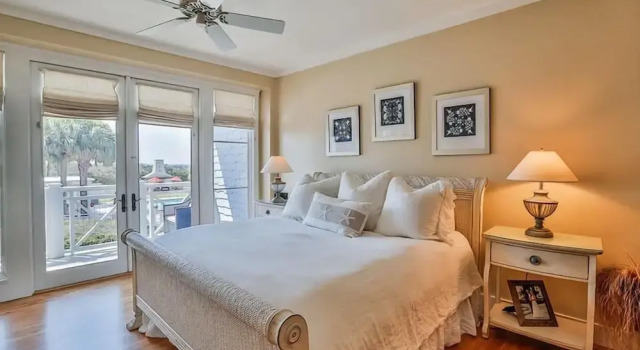 At the Waters Edge 4 Bd Holiday Home by Five Star Properties, Book Hotel Hoteller i Seacrest med parkering, Parkering