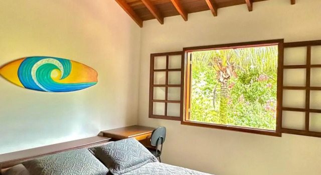 Casa ideal em condomínio fechado a 200m da Praia Maranduba, área de lazer completa
