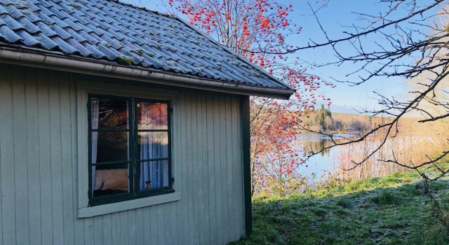 Tranquil Lakeside Cottage Retreat, Rezerwuj Dom wakacyjny Hotele w Svealand z parkingiem, Parking