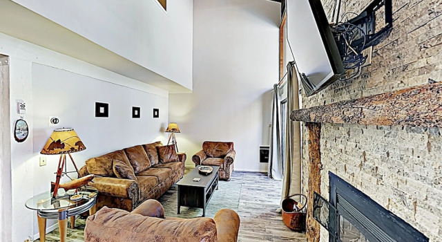 New Listing! Chic W/ Pool & Ski Back Trail 1 Bedroom Condo, Забронировать Дом для отпуска Коттеджи Маммот-Лейкс, рядом с Chair 7, Коттедж