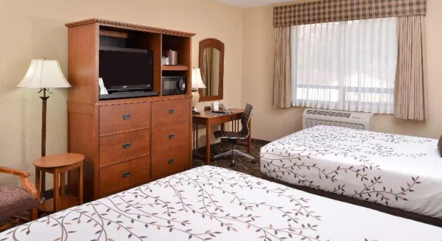 Четырёхместный номер Standard с балконом Best Western Lodge at Rivers Edge