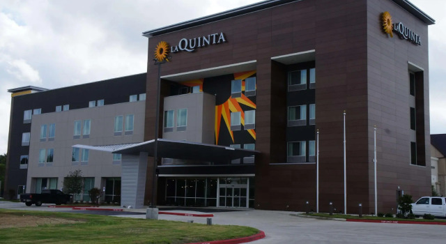 Кровать в общем номере La Quinta Inn & Suites by Wyndham College Station North