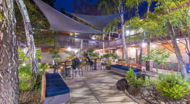 Двухместный номер Standard с видом на бассейн The Creekside Inn