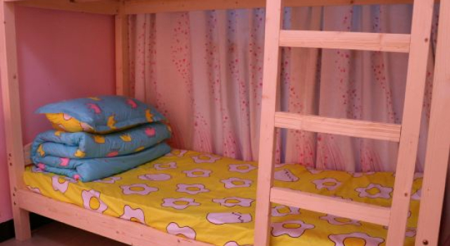 Кровать в общем номере Fenghuang Snail Inn