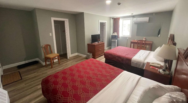 Четырёхместный номер Standard Super 8 by Wyndham Pembroke
