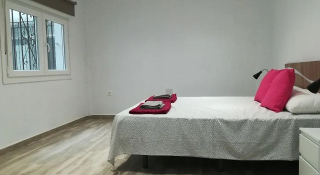 Perla I Pseo Marítimo Fuengirola, Забронировать Отель Отели Фуэнхирола 3 звезды, рядом с Salon Varietes Theatre, 3*
