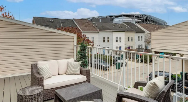 Апартаменты 1 Mi to Dtwn Cincinnati: Spacious Townhome w/ Deck