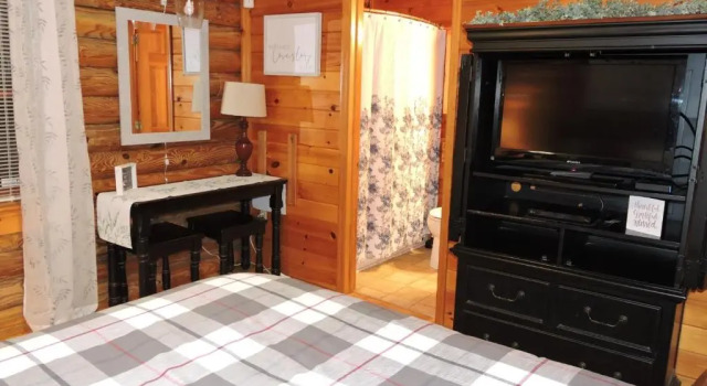 5 min to Dollywood, great location, excellent parking, hot tub, pool table, Забронировать Отель Отели Пиджен-Фордж с парковкой, рядом с Old Time Photos, Парковка