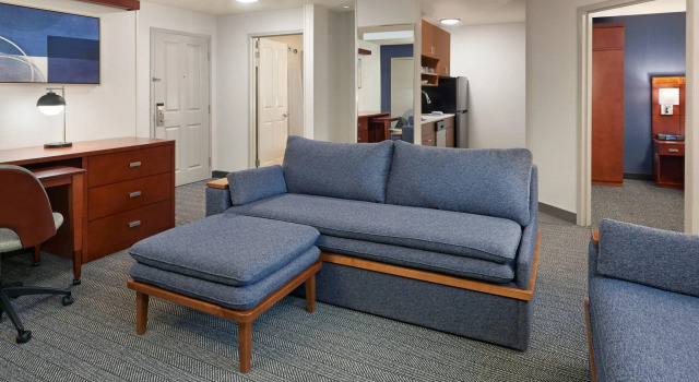 Двухместный люкс с 2 комнатами Courtyard by Marriott Waterloo St. Jacobs