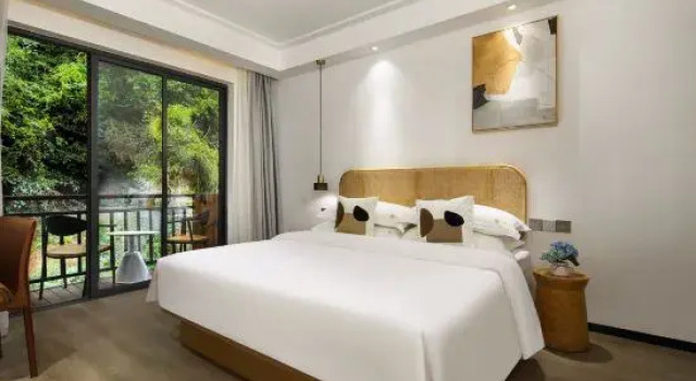 Семейный люкс Premium с балконом Yangshuo Gu An Yue Feng Hotel