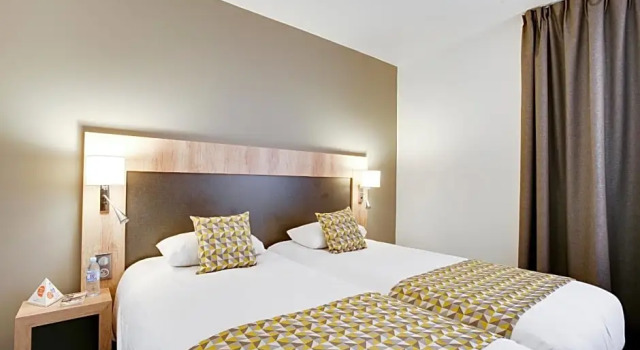 Номер Standard Brit Hotel Confort Loches