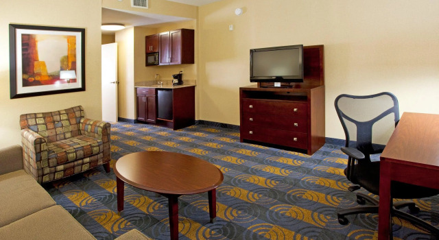 Четырёхместный люкс с 2 комнатами Holiday Inn & Suites Stockbridge Atlanta I-75 by IHG