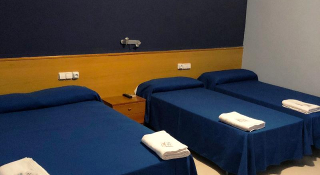 Четырёхместный номер Standard с балконом Hotel Sant Jordi