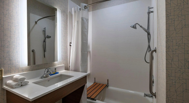 Четырёхместный номер Standard Holiday Inn Express Hotel & Suites Cedar Park by IHG