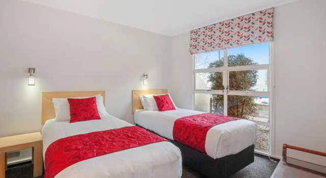 Люкс с 3 комнатами с видом на озеро The Village Resort