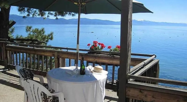 Люкс с балконом и с видом на озеро Holiday House