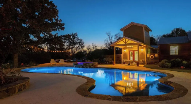 Tank House Stay for 2 - Access to Pool, Hot Tub, Varaa Lomakoti Comfort Texas Hill Country