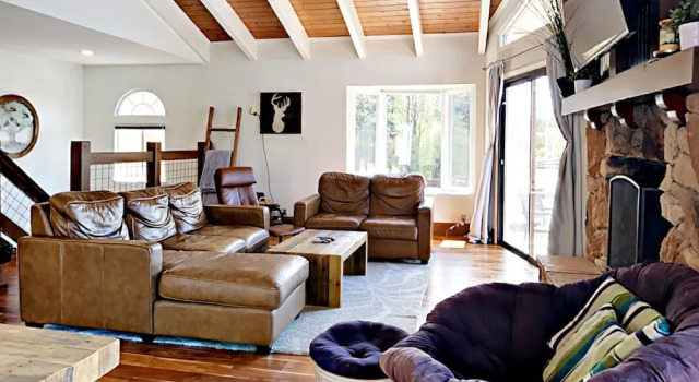 Lakeside 3br W/ Dock & Fireplace 3 Bedroom Home