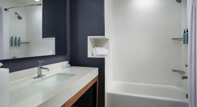 Четырёхместный номер Standard Courtyard by Marriott Hammond