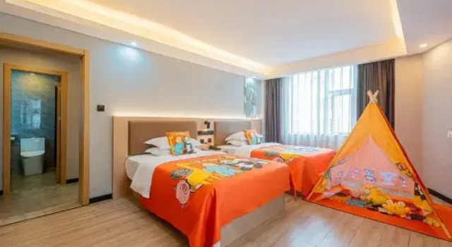 Люкс Business GreenTree Inn Express Hotel (Tongde Kunming Shopping Center Baiyun Road Subway Station)