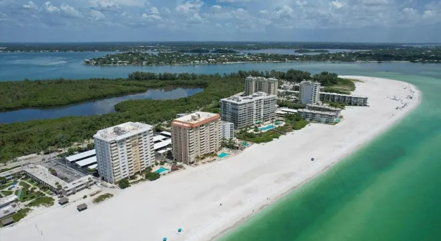 Downtown Sarasota Private Vacation Home - Minutes To Beaches, Beautiful Backyard, And Pet-friendly! 3 Bedroom Home