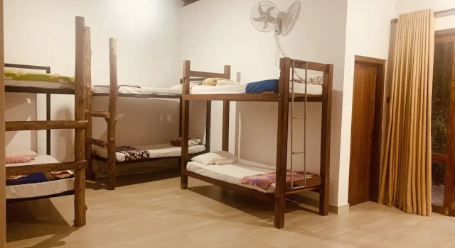 Кровать в общем номере с видом на сад Jungle city Hostel