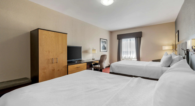 Четырёхместный номер Standard Best Western Plus Eastgate Inn & Suites