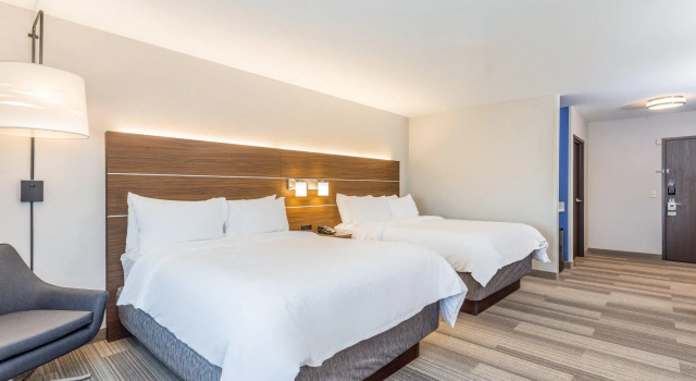 Четырёхместный номер Standard Holiday Inn Express Hotel & Suites Eau Claire North by IHG