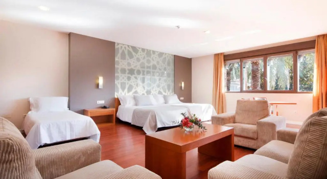 Четырёхместный номер Standard Hotel Granada Palace, Affiliated by Melia