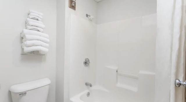 Четырёхместный номер Standard AmericInn by Wyndham Eagle River Downtown
