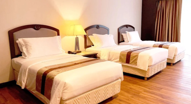 Трёхместный семейный номер Deluxe с балконом Grand Darul Makmur Hotel Kuantan